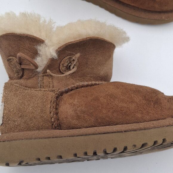 UGG Bailey Button Size 9 Kids Brown Fashion Boots Fall Winter Kids Shoes Issues - Picture 2 of 15